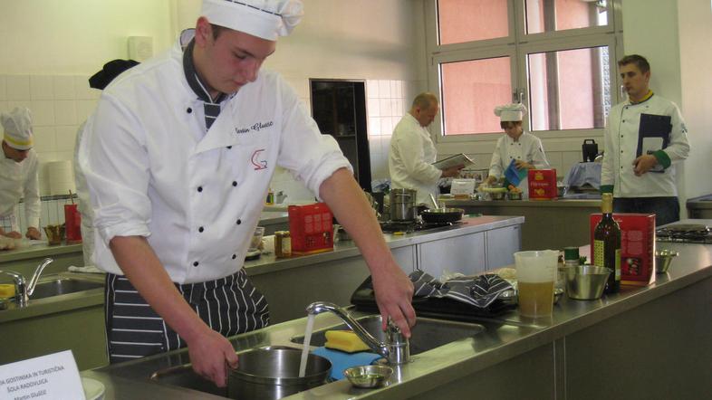 Radovljiško gostinsko in turistično šolo sta na včerajšnjem predtekmovanju zasto