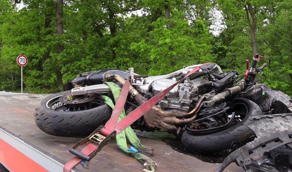 Groza: Z motorjem na pogreb voznice, umrl je na istem mestu