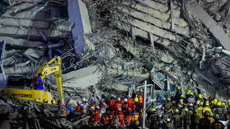 Iskanje preživelih po potresu, ki je imel epicenter v Myanmaru