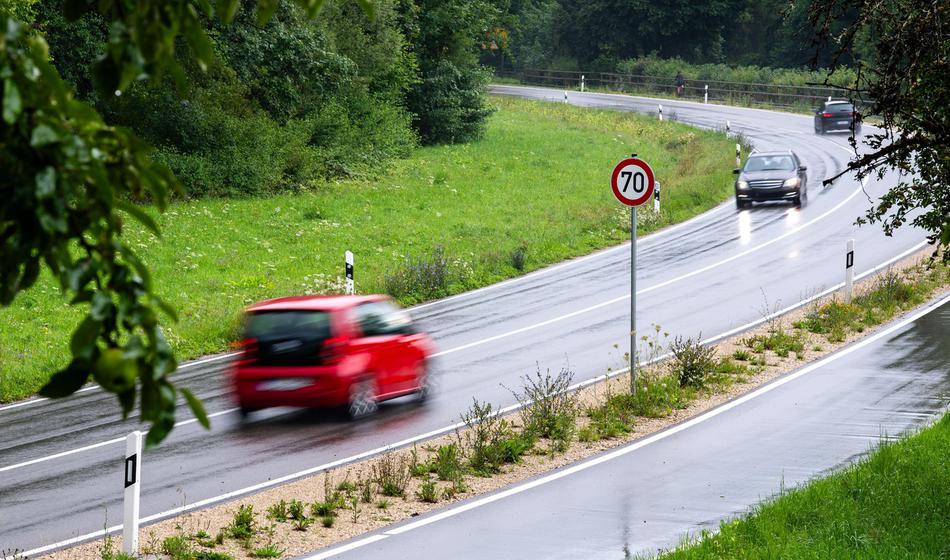 Prometni absurd: V eno smer je omejitev 70, v drugo pa 90 km/h