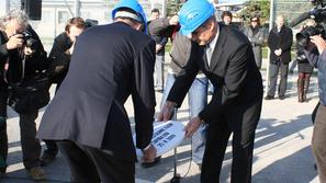 Zalar in Valentinčič sta položila kamen za dva nova zaporska bloka. (Foto: Živa 