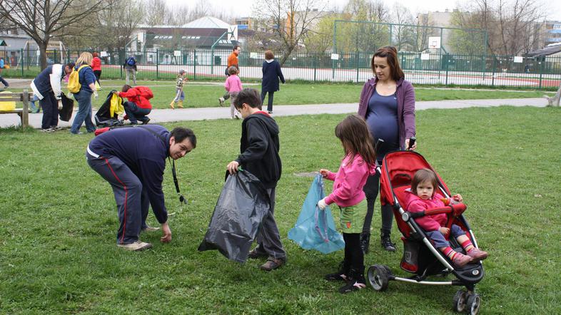 V okolici OŠ Miška Kranjca je čistila tudi skoraj šestčlanska družina Hozjan. (F