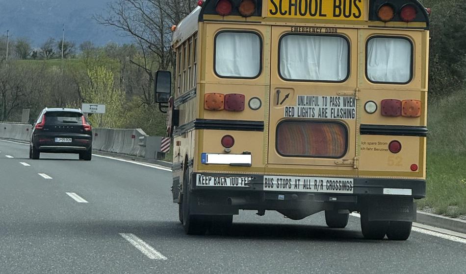 Opazili smo: Ameriški šolski avtobus iz filmov na slovenskih cestah