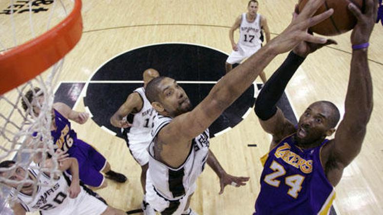 Kobe Bryant, nad njim ni bila storjena niti ena osebna napaka, je zbral 28 točk.