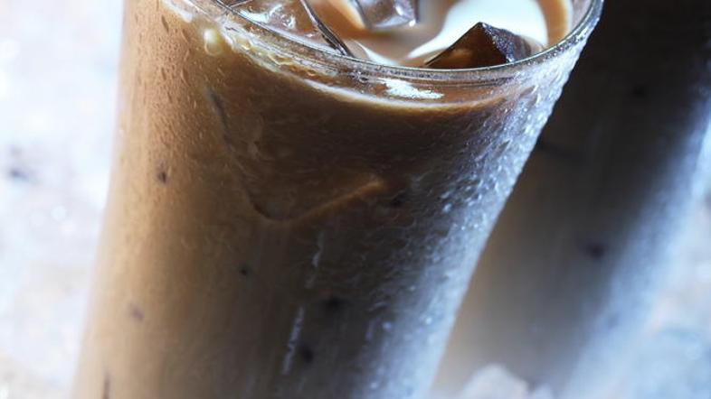 Če boste liker postregli v visokih kozarcih, vanj dodajte kar nekaj kock ledu. (