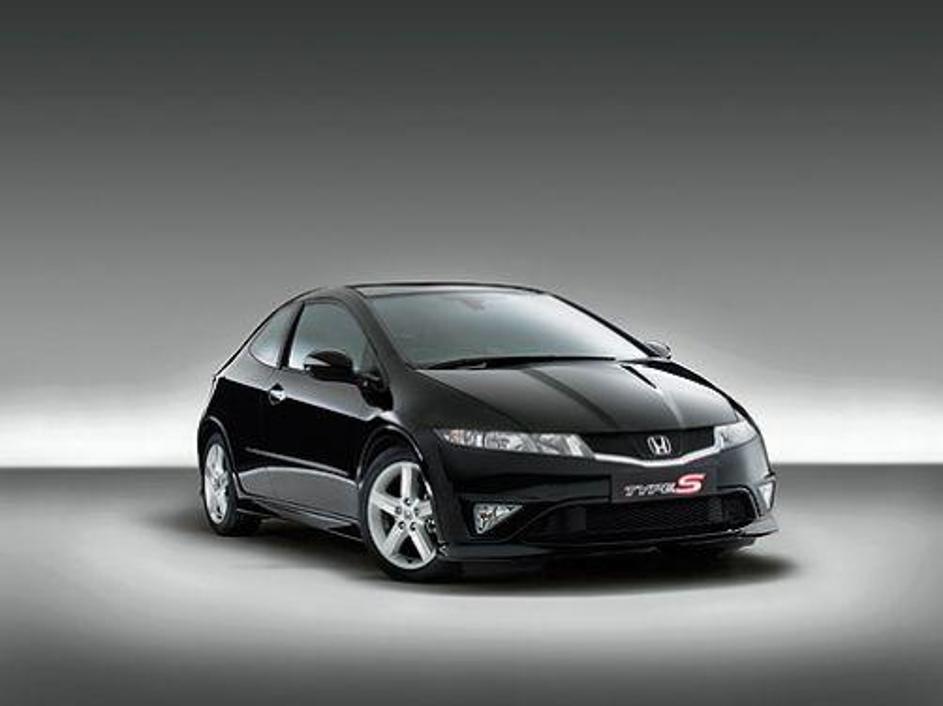 Trivratni model type S postaja še bolj podoben vozilu type R.