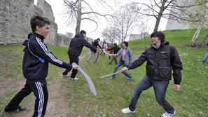 Obiskovalci so se lahko pomerili v sabljanju in streljanju z loki, še več je bil