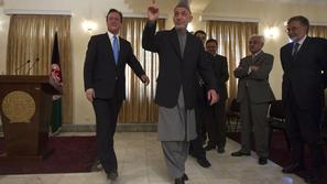 Cameron in Karzai sta na novinarski konferenci obsodila dejanje talibanov. (Foto