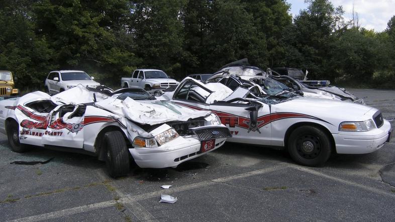 Uničeni avtomobili policistov