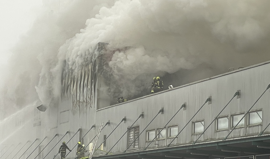 Obsežen požar v Ljubljani: Gori Šparovo skladišče v BTC