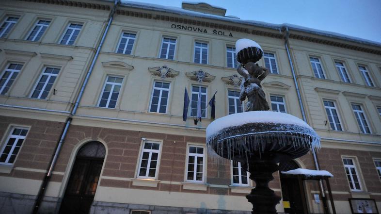 slovenija 02.02.14, Osnovna sola Ivana Cankarja, zled, naravna katastrofa, led, 