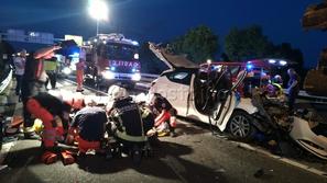 Prometna nesreča na uvozu Postojna, avto s petimi mladimi trčil v tovornjak