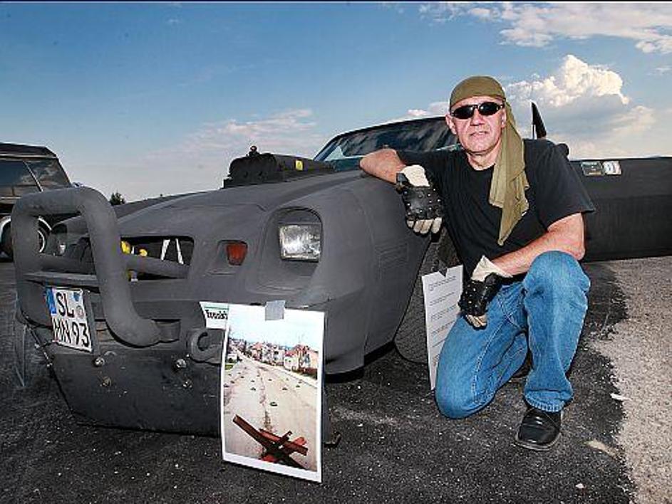 Gottes Rambo je poziral ob svojem "neprebojnem" Chevrolet Camaru.