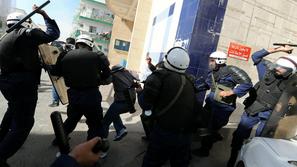 Takole so se v ponedeljek v Manami policisti spopadli s protestniki. (Foto: EPA)