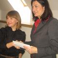 Ravnateljica šole Natalija Petakovič (levo) je Andreji Luštek predala prispevek,