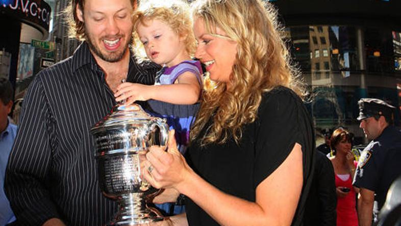 Kim Clijsters s hčerjo in možem na ulicah New Yorka po osvojitvi OP ZDA.