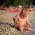 Otrok na plaži