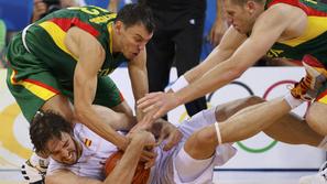 Košarkarji Španije so si v izenačenem polfinalu proti Litvi priigrali boj za zla