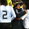 Tevez in Maradona sta si po zmagi tako padla v objem.