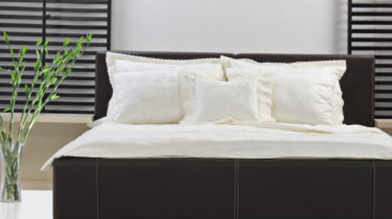 V hotelsko sobo postavite vazo z zelenjem.