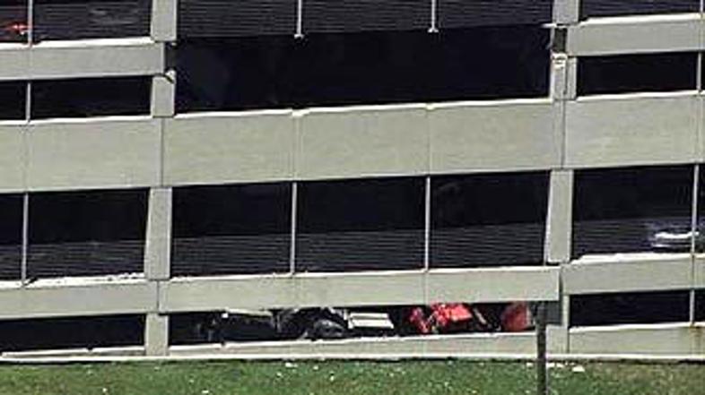 Sesulo se je četrto nadstropje parkirne hiše.