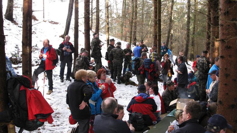 Po poteh 14. divizije se vsako leto podajo številni pohodniki vseh starosti in g