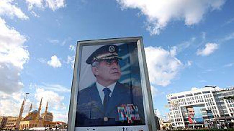 Na plakatu Michel Suleiman, ki naj bi zasedel predsedniški stolček.