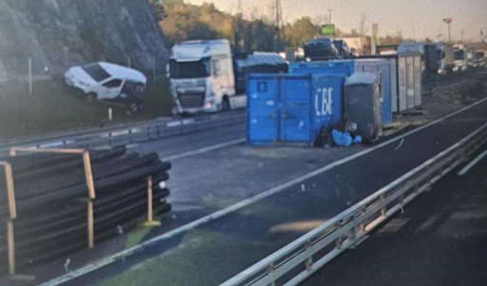 Pozor, kaos na primorki, vse stoji, zamuda eno uro