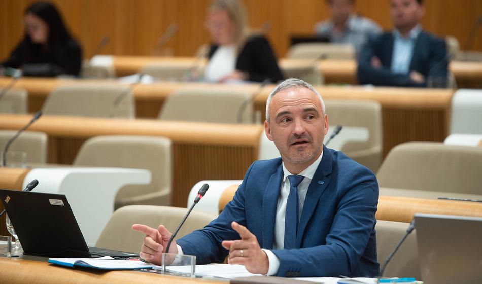 Minister razkril, zakaj je ustavil objavo razpisa, s prstom pokazal na nekdanjo ministrico