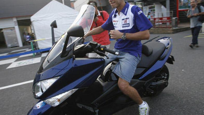 Valentino Rossi se dobro znajde tudi na skuterju.