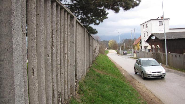 Direktorja Braneta Fartka najbolj skrbi ograja na tem mestu, ob poligonu za rola