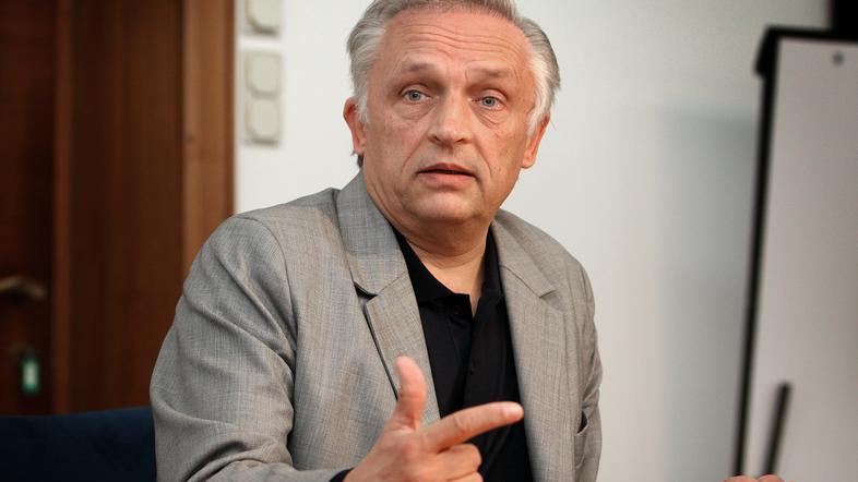 Poslancu Magajni so zasegli več računalnikov, USB-ključev in CD-jev. (Foto: Benj