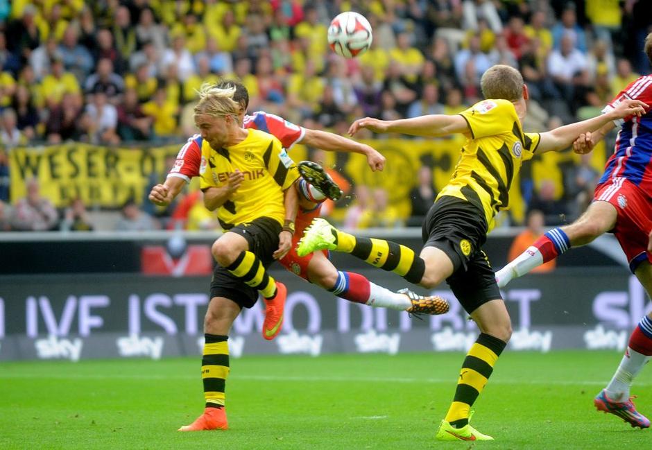 Javi Martinez Marcel Schmelzer  poškodba Bayern Borussia Dortmund nemški superpo | Avtor: EPA