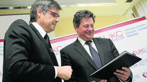 Marušič in Pivec sta si izmenjala podpisani sklep. Letos bo država za onkologijo