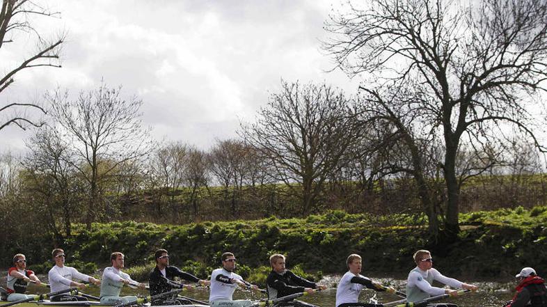 Posadka univerze Cambridge med treningom na Temzi. (Foto: Reuters)