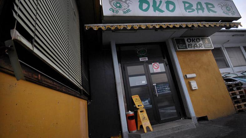 Mehmed Okić trdi, da je Oko bar okoli polnoči zapustil zadnji. Pol ure za podjet