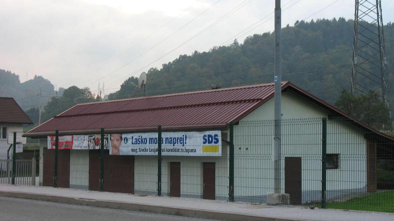 Tudi tega transparenta od včeraj ni več na muzeju elektroprenosa, ki je edini te