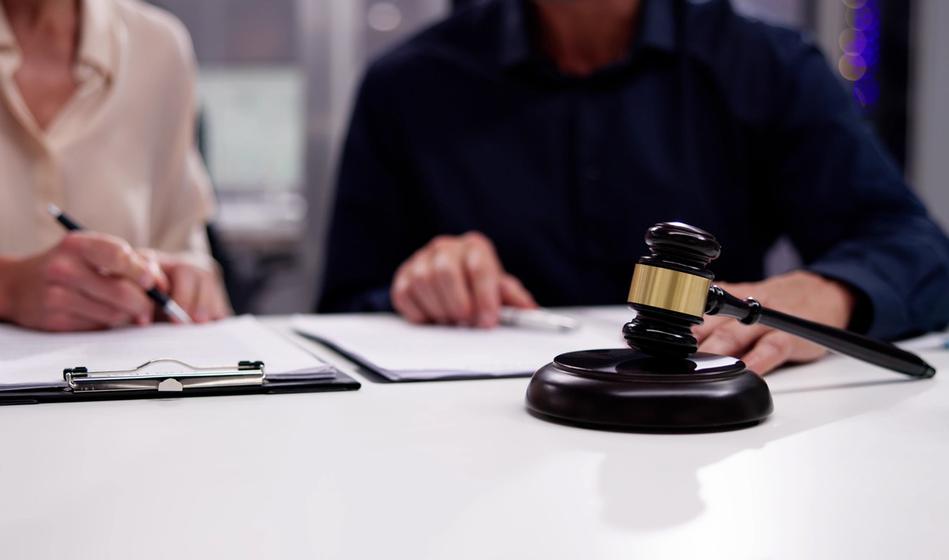 Znanemu ljubljanskemu odvetniku vzeli licenco