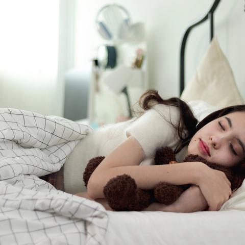 najstnica spi v postelji