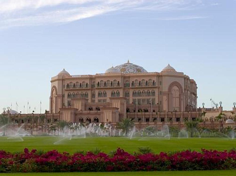 Gradnja Emirates Palacea naj bi stala osupljive tri milijarde dolarjev.