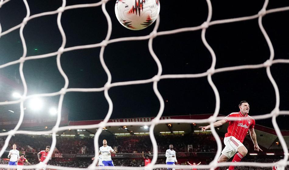 Forest v polfinalu dobil angleški dvoboj, do zmage tudi Portugalci