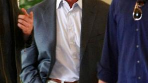 Arnold še vedno ni snel poročnega prstana. (Foto: Flynet)