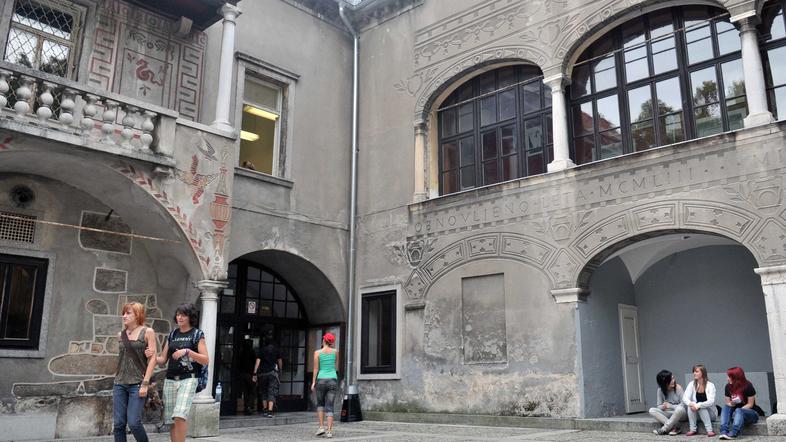 Kompleks Križank je v postopku denacionali-zacije, a vrnitev premoženja upraviče