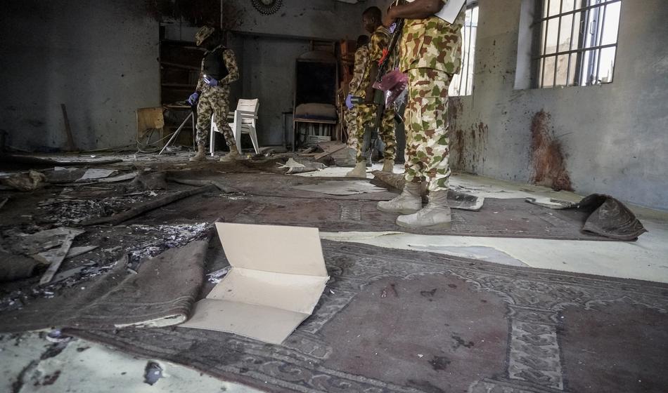 Grozljiv pokol: Do zob oborožena tolpa umorila 162 oseb