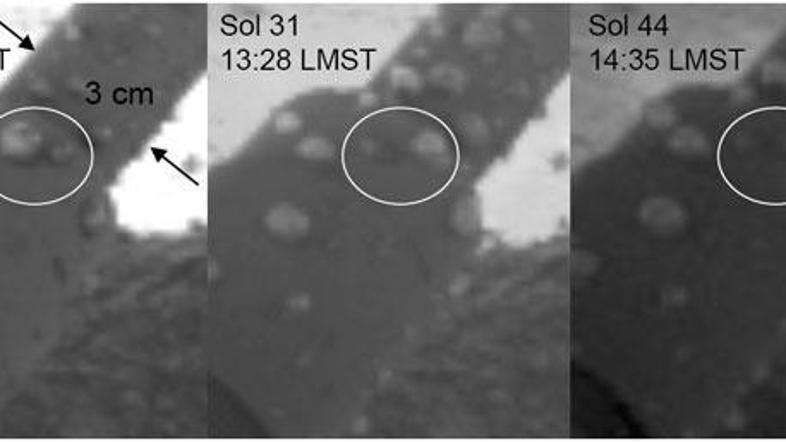 Kamera na sondi Phoenix je v treh marsovskih dneh (Sol 8, 31 in 44) posnela dve 