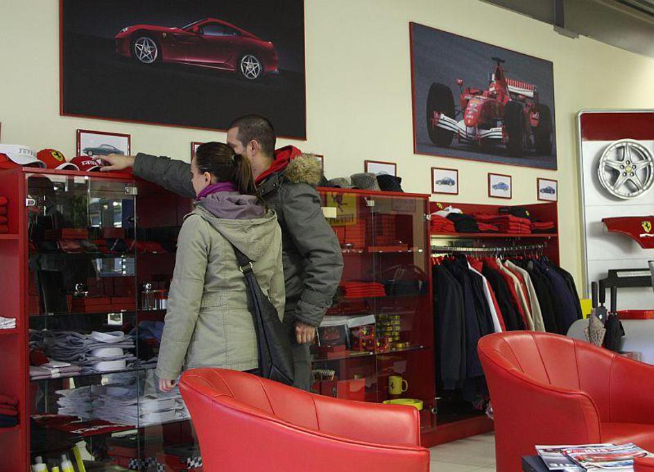 V salonih je praviloma na voljo le manjši del daril. Če želite kaj iz kataloga, 