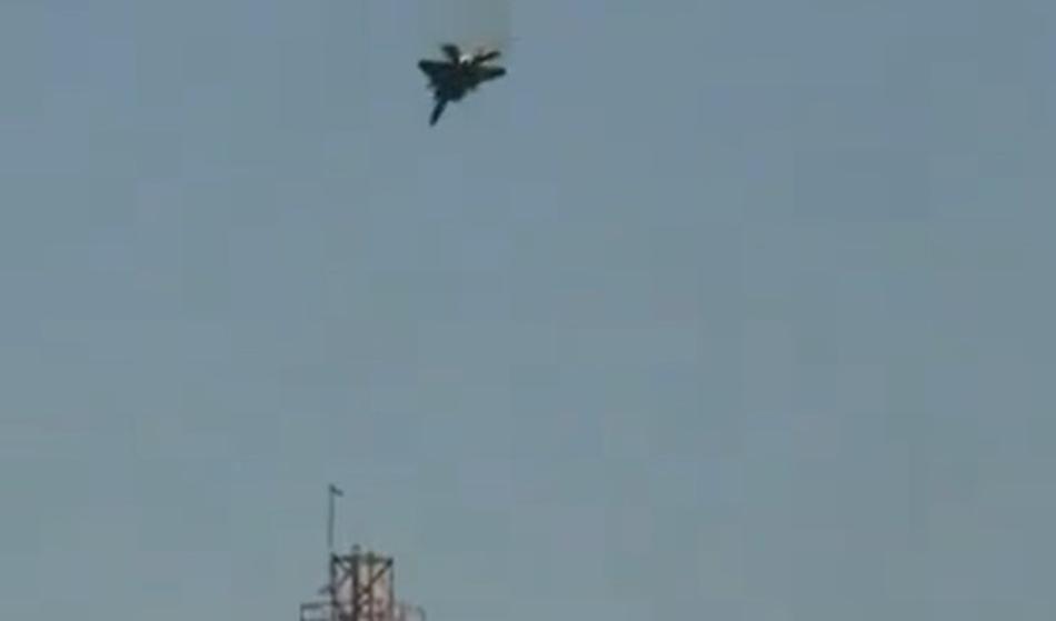 Drama na nebu: Letalo nenadoma v prostem padu proti tlem