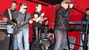 Stari znanci scene, skupina AlbaKiara, sicer cover band legende Vasca Rossija, j