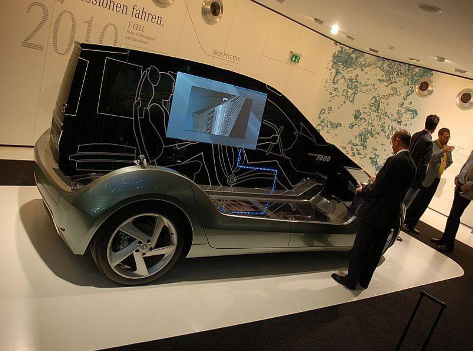 V poplavi novosti izpostavljamo porast števila modelov družinskih limuzin.