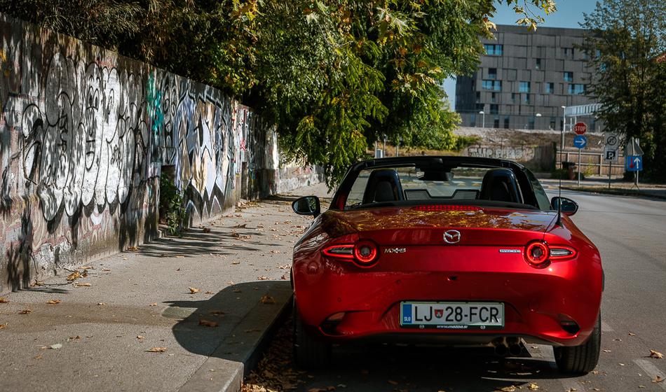 Mazda MX-5 kljubuje času: zakaj je majhen roadster še vedno tako poseben